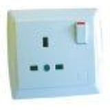 EARTH SOCKET W/SWITCH (BRITISH TYPE) IVORY