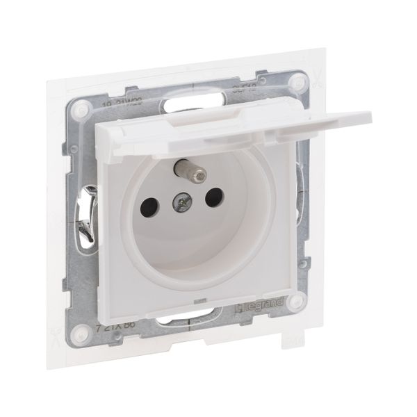 IP 44 2P+E SOCKET FRENCH STANDARD AUTO TERMINALS SHUTTERED WHITE image 1