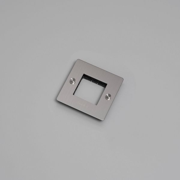 1G WALL PLATE / HORIZONTAL / NO INFILLS / WITH LOGO / STEEL image 1