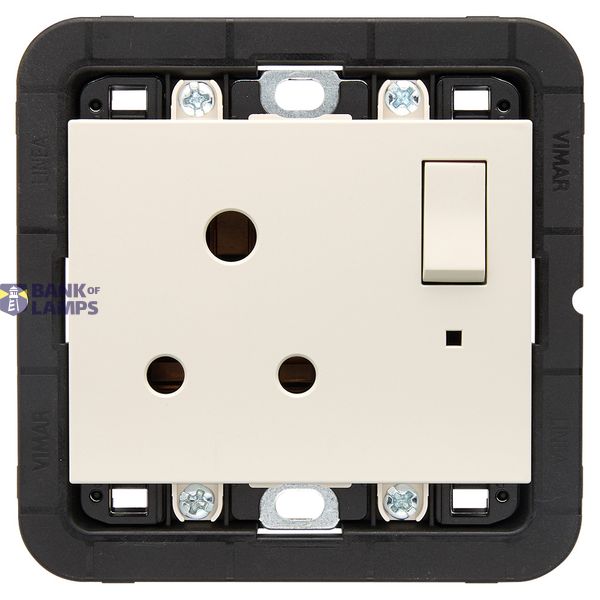 Switched 2P+E 5A English outlet canvas image 1