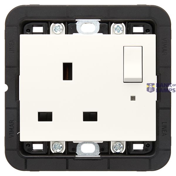 Switched 2P+E 13A English outlet white image 1