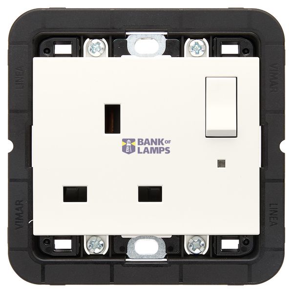 Switched 2P+E 13A English outlet white image 1