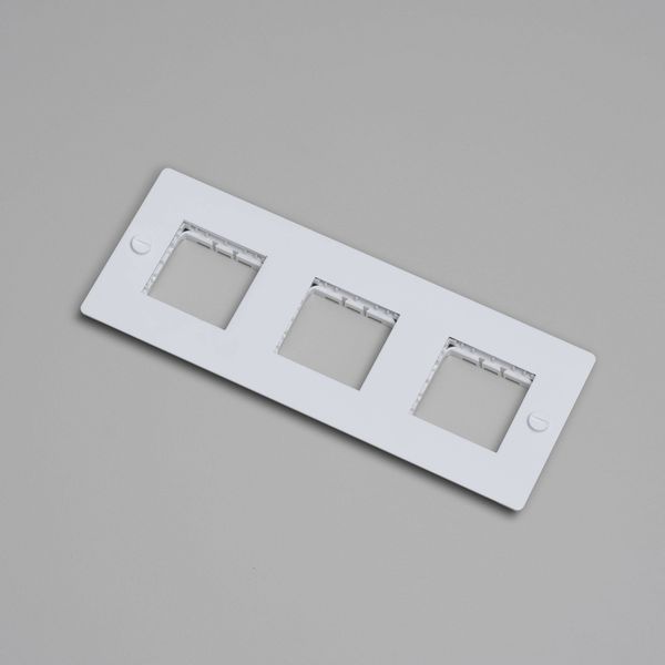 3G WALL PLATE / HORIZONTAL / NO INFILLS / WITHOUT LOGO / WHITE image 1
