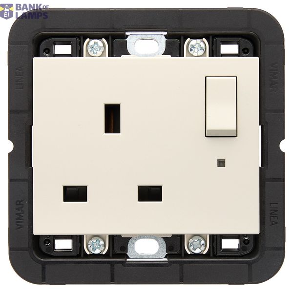 Switched 2P+E 13A English outlet canvas image 1