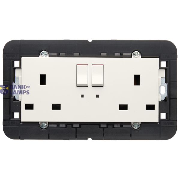 2 Switched 2P+E 13A English outlet white image 1